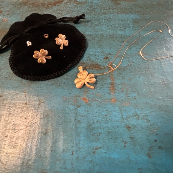 SOLD☘️14K Lucky Charm Shamrock Set☘️ (Pendant, Chain & Earrings) - Picture 8 of 13
